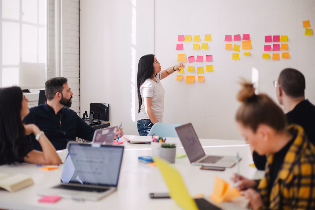 Executivos em reunião profissional